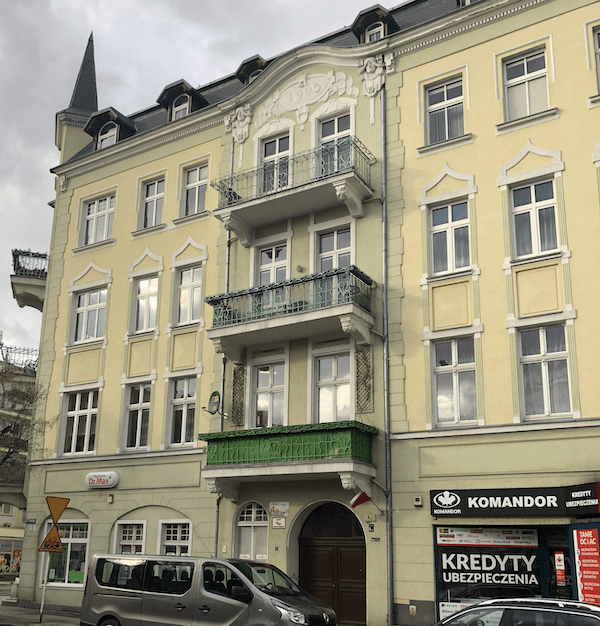 Zdjęcie przestawia kamienicę w której można wykupić ubezpieczenie wynajętego mieszkania